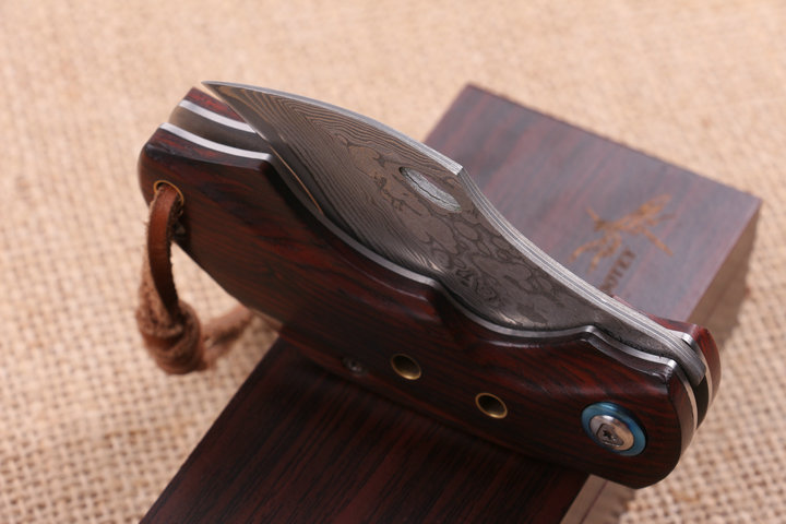 Nighthawk folding pocket knife with VG10 Damascus steel blade material UD404614